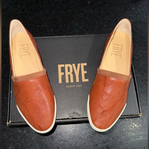 NEW FRYE MELANIE SLIP ON BROWN GENUINE LEATHER BUTTERY SOFT SNEAKERS 7.5 - Picture 1 of 13